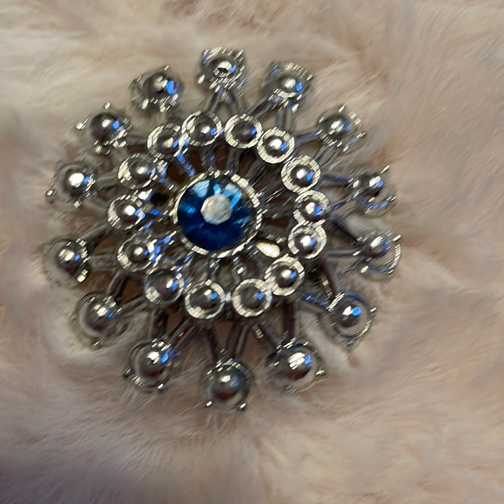Vintage Silver coloured and blue rhinestone brooch - Picture 3 of 6